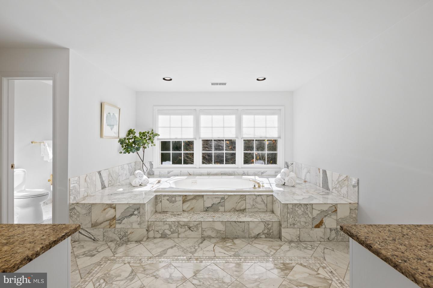 6 Meyer Point Ct