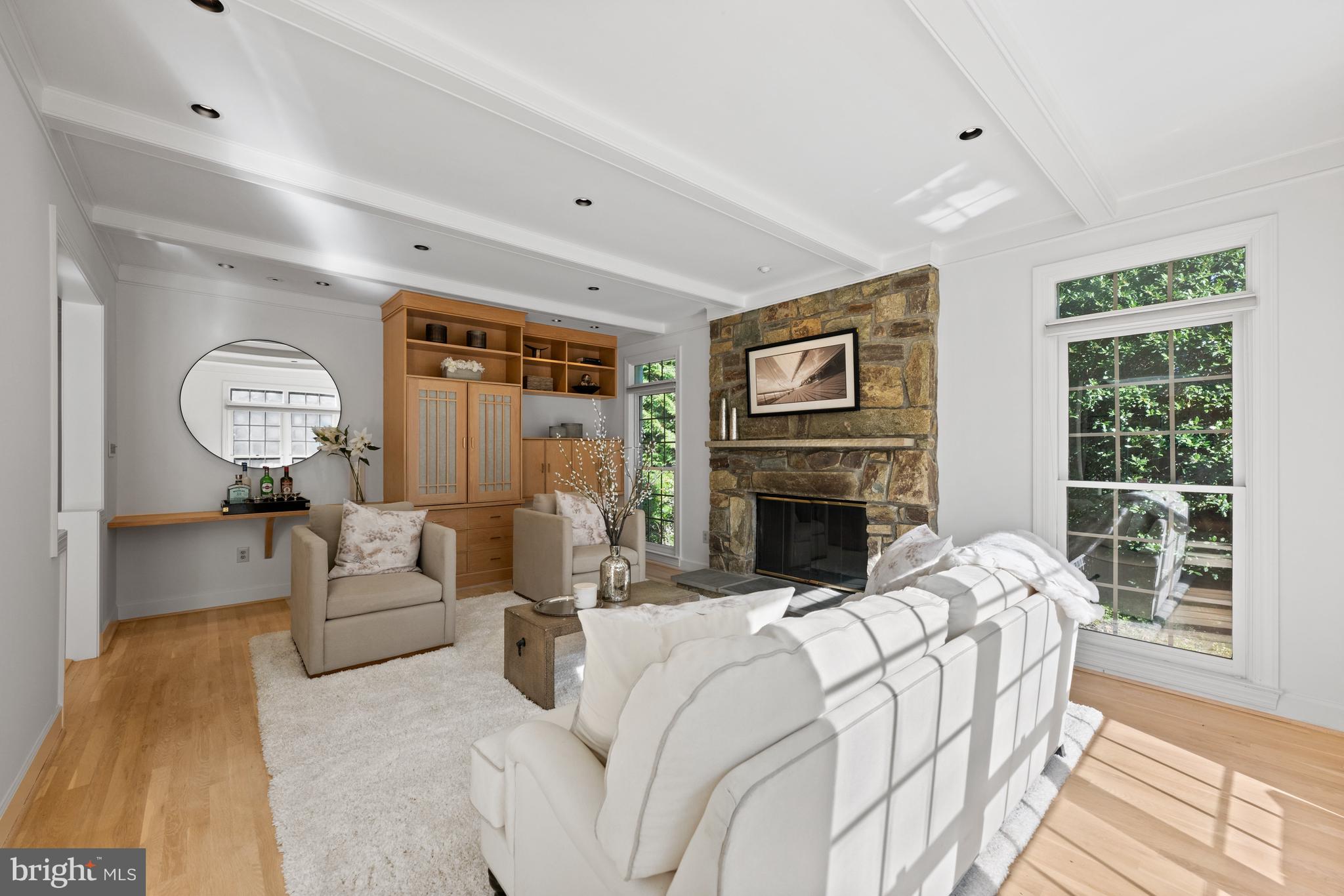 6 Meyer Point Ct