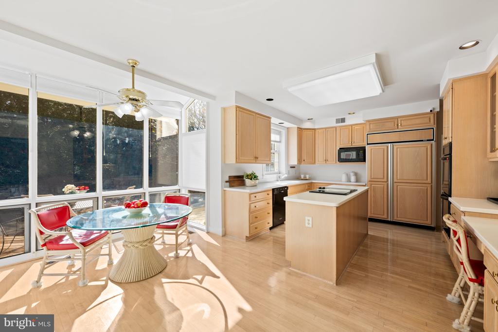 6 Meyer Point Ct