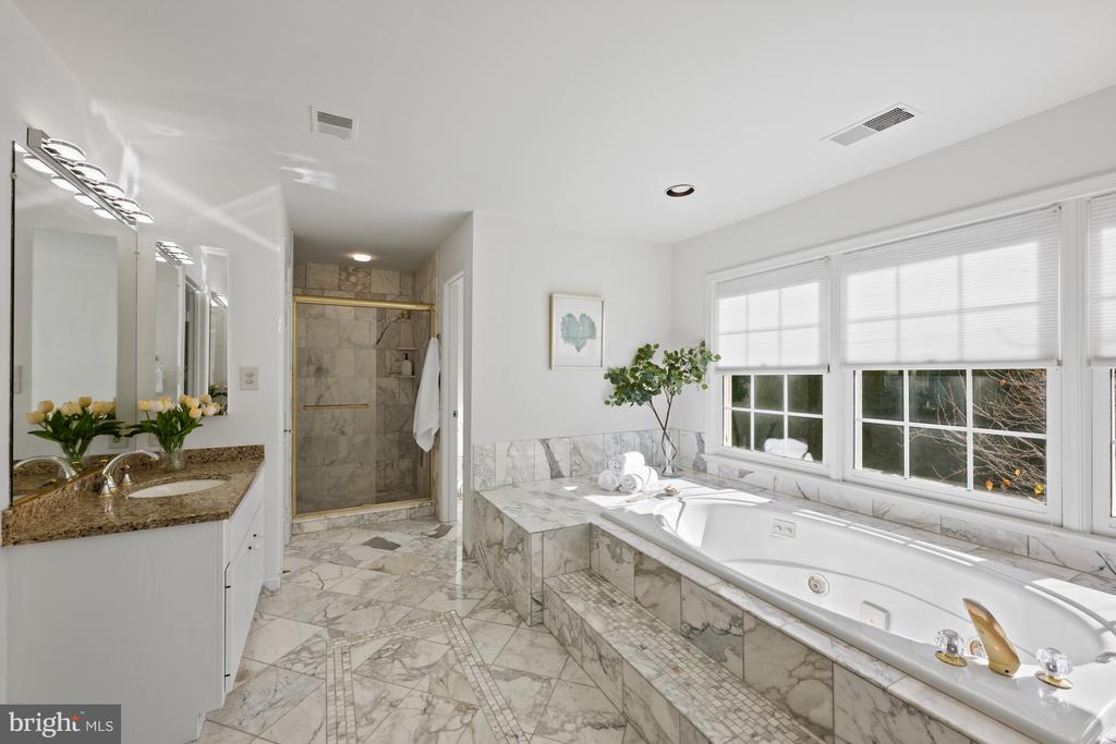 6 Meyer Point Ct