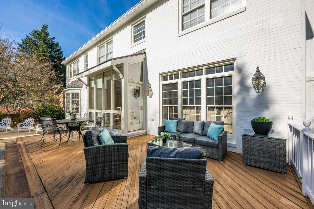 6 Meyer Point Ct