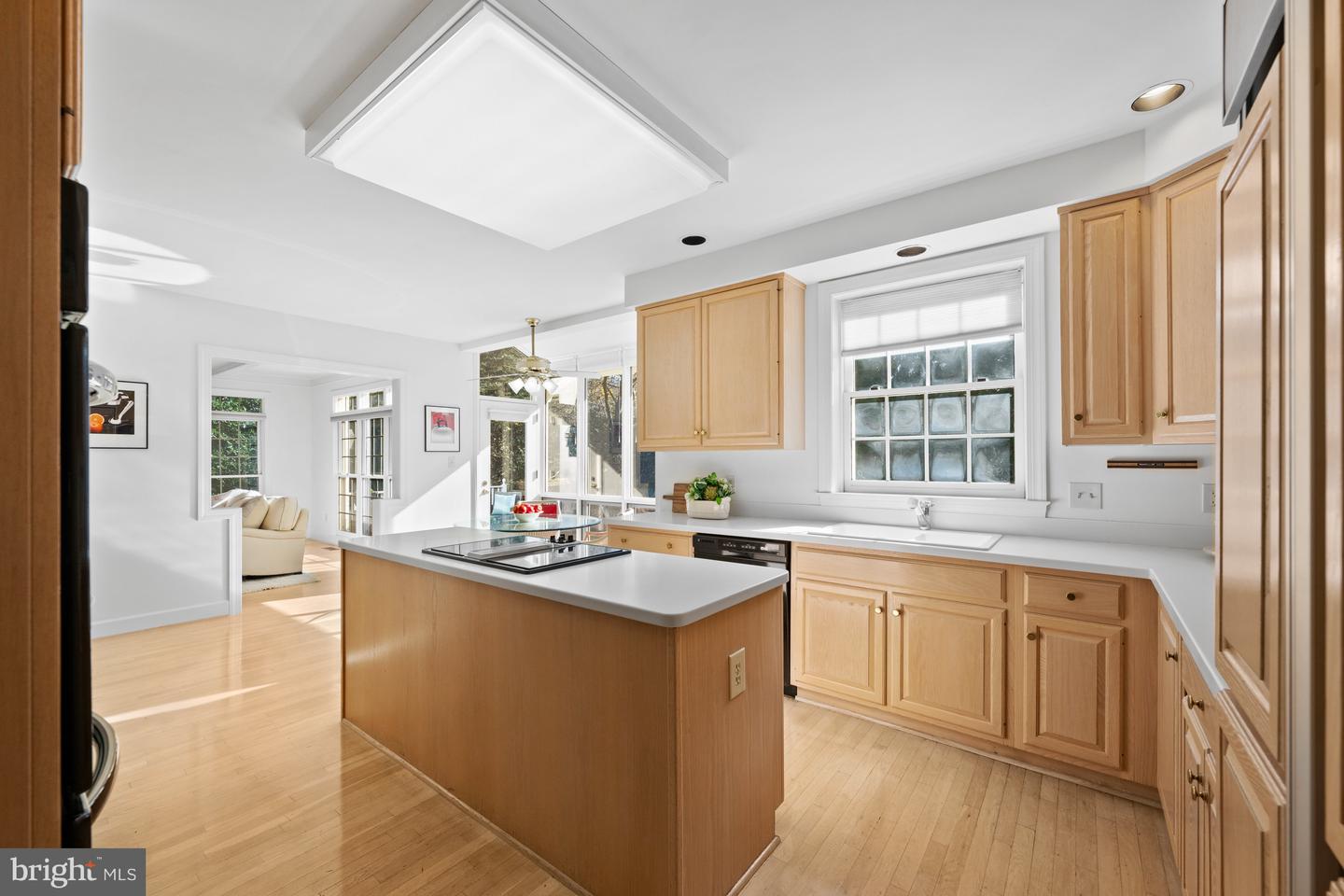 6 Meyer Point Ct