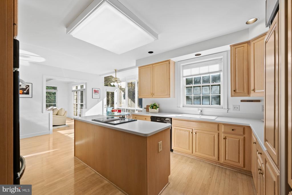 6 Meyer Point Ct