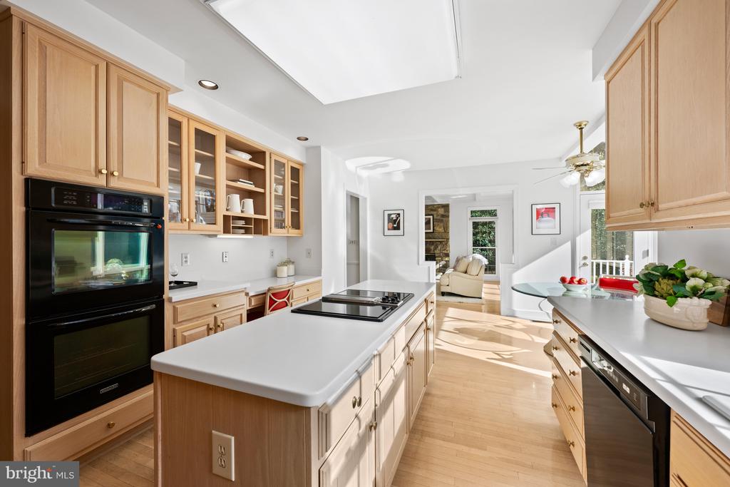 6 Meyer Point Ct