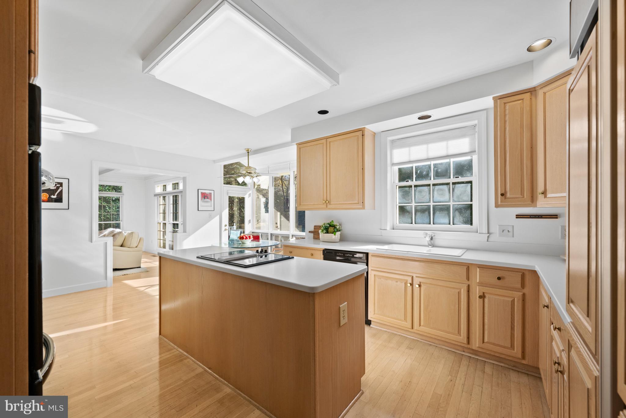 6 Meyer Point Ct
