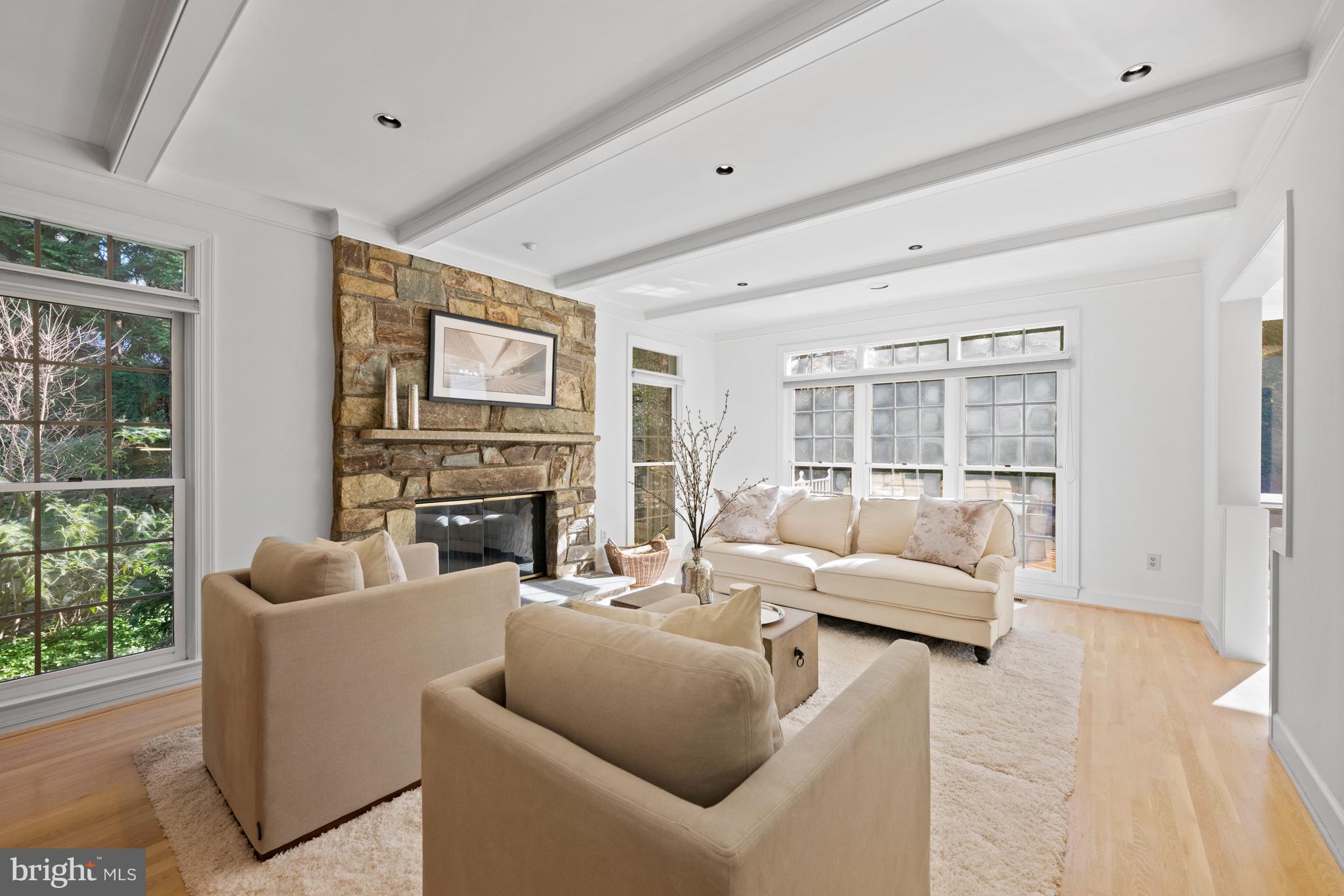 6 Meyer Point Ct