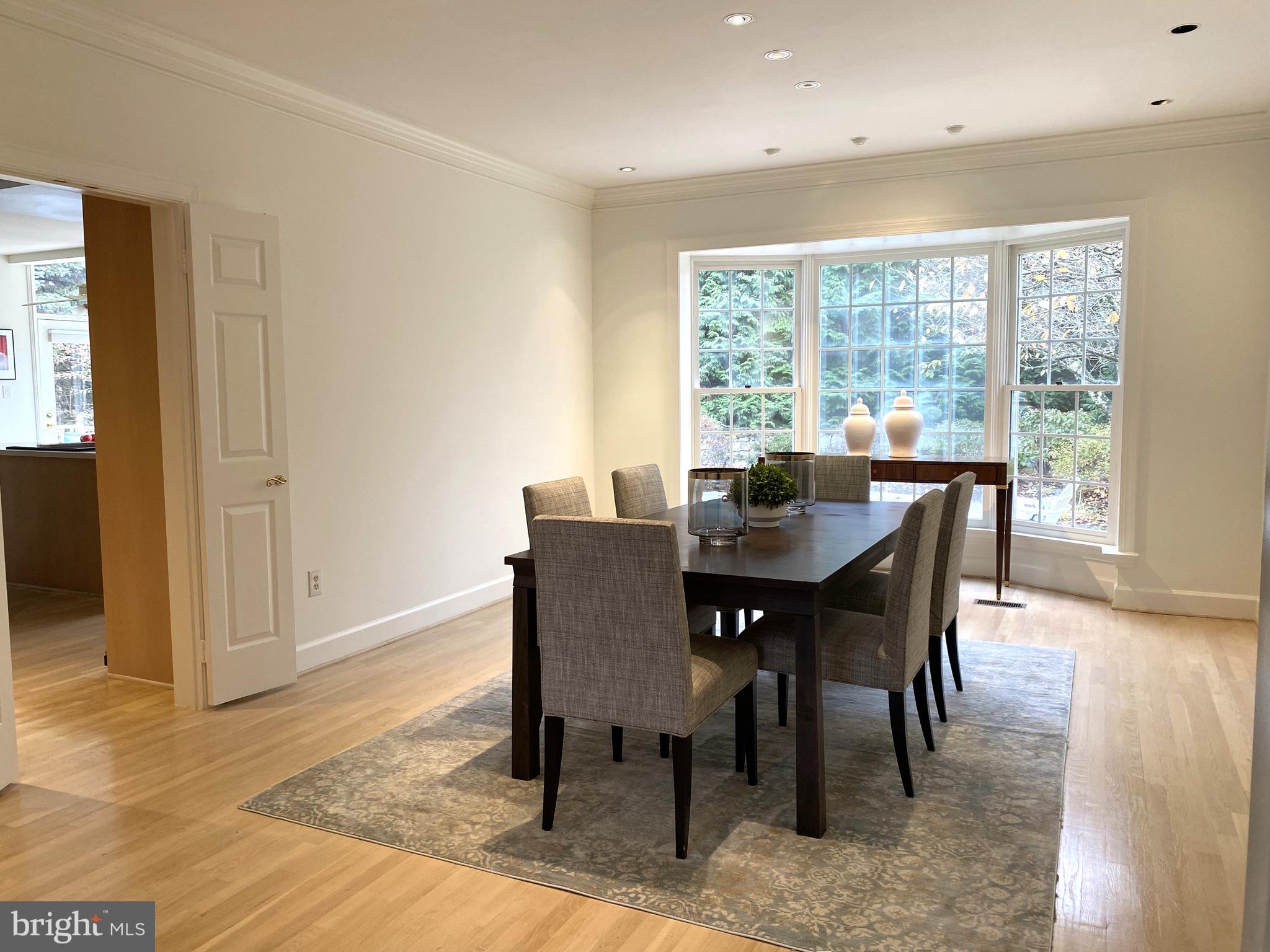6 Meyer Point Ct