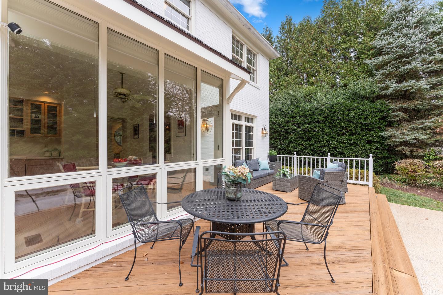 6 Meyer Point Ct