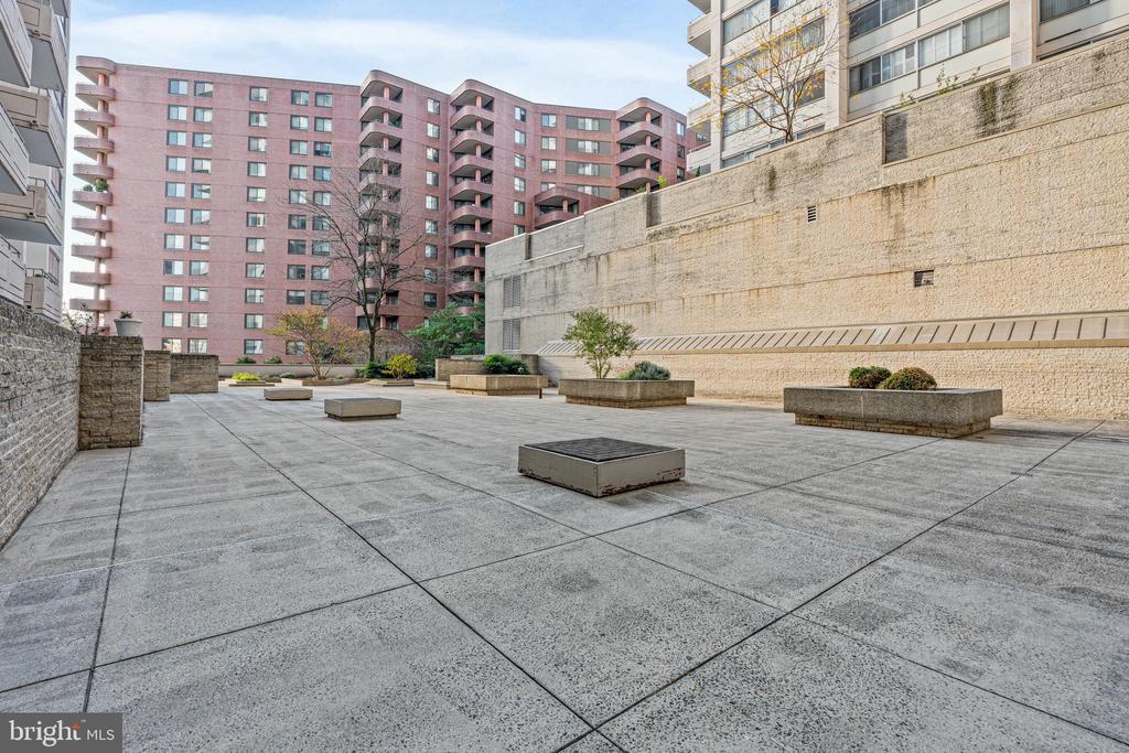 4515 WILLARD AVENUE 606S