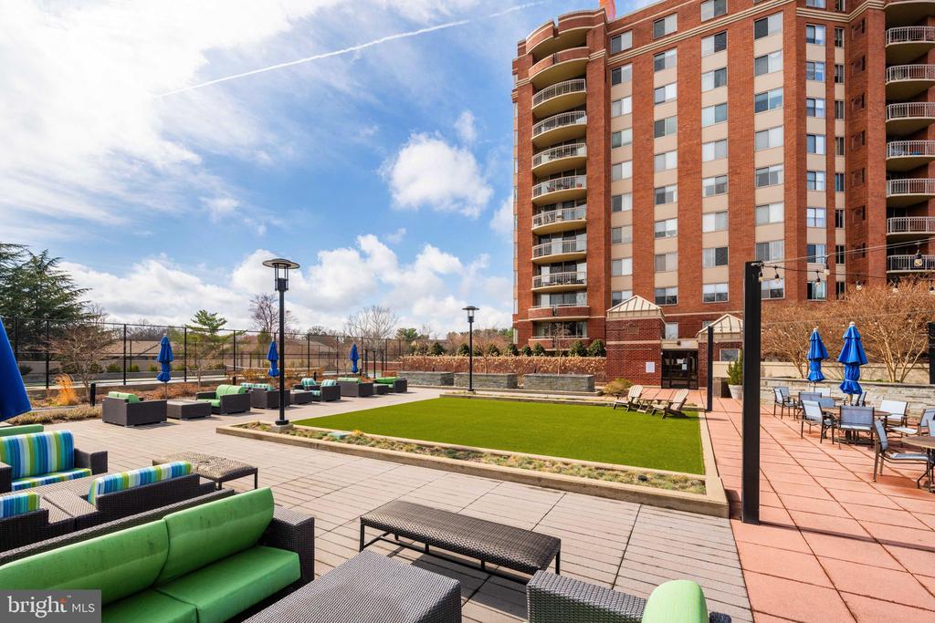 5802 NICHOLSON LANE Unit: 2-502