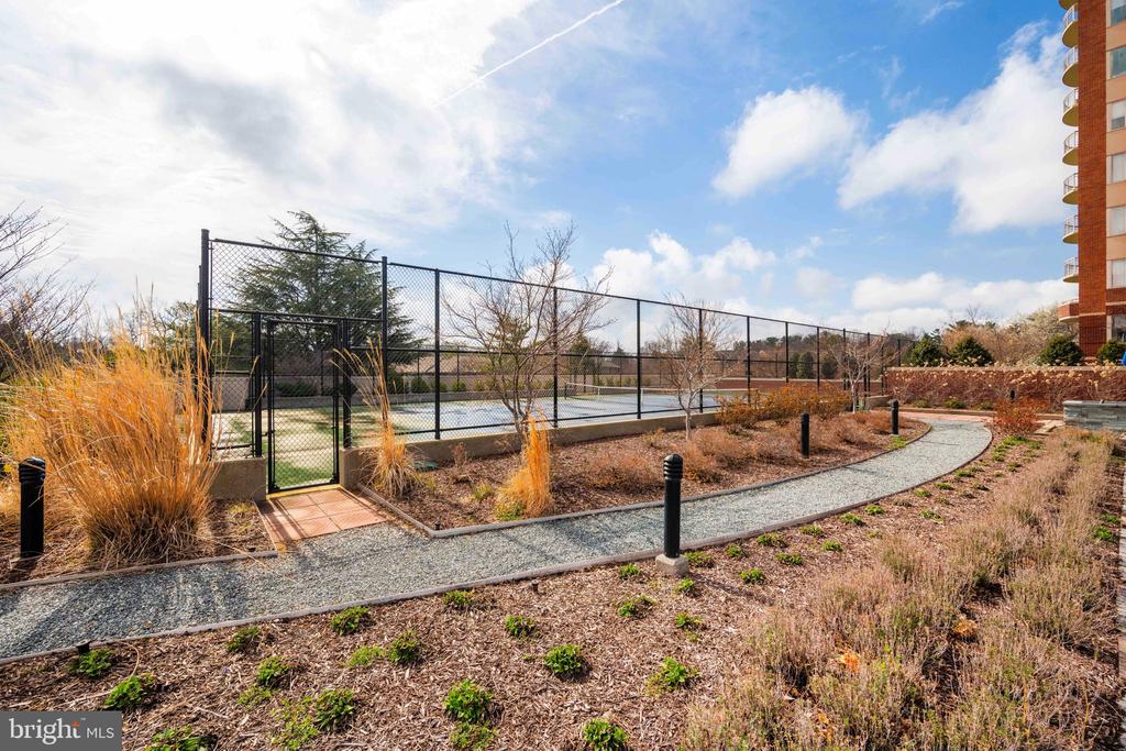 5802 NICHOLSON LANE Unit: 2-502