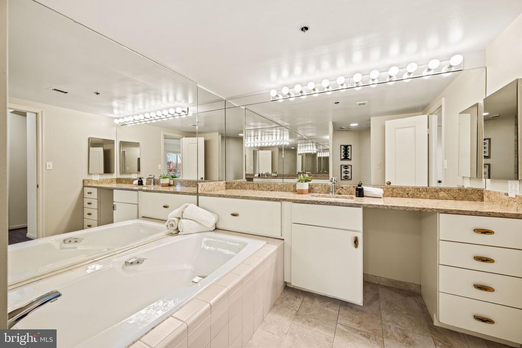5802 NICHOLSON LANE Unit: 2-502