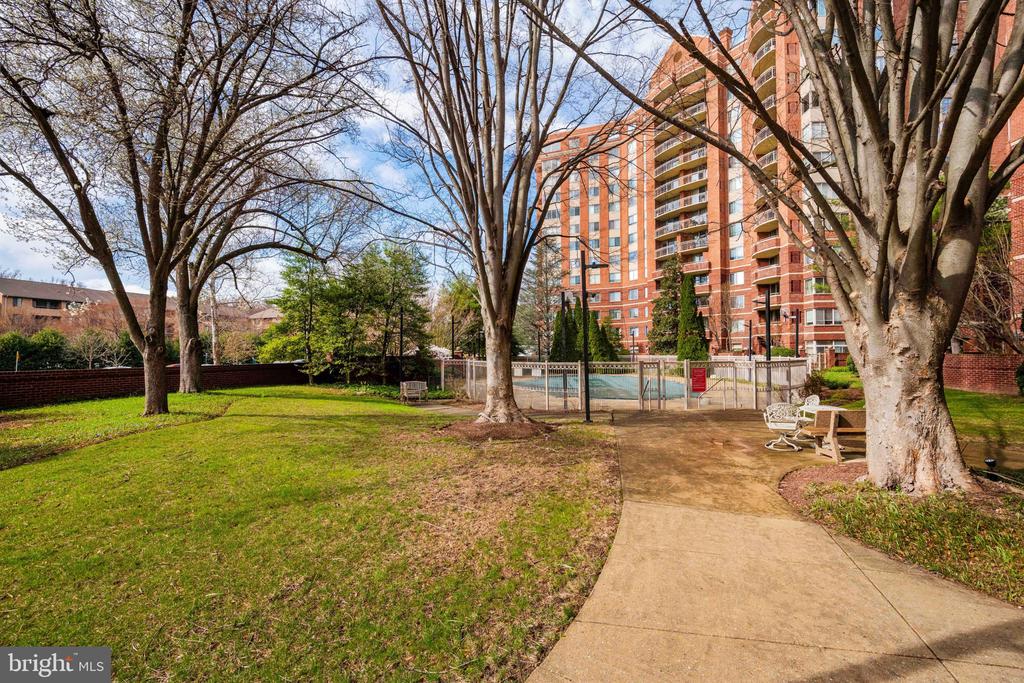 5802 NICHOLSON LANE Unit: 2-502