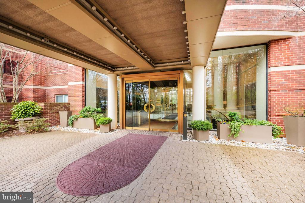 5802 NICHOLSON LANE Unit: 2-502