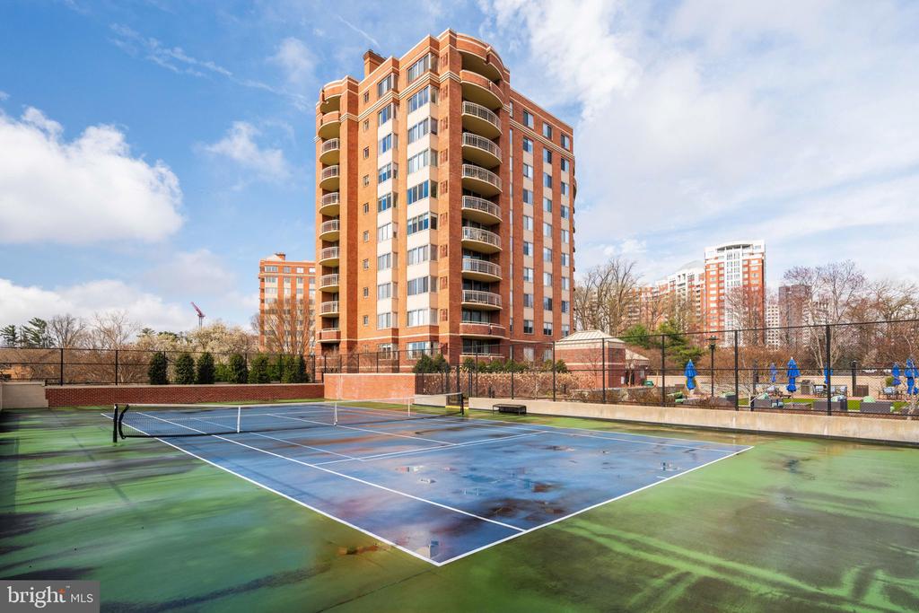 5802 NICHOLSON LANE Unit: 2-502