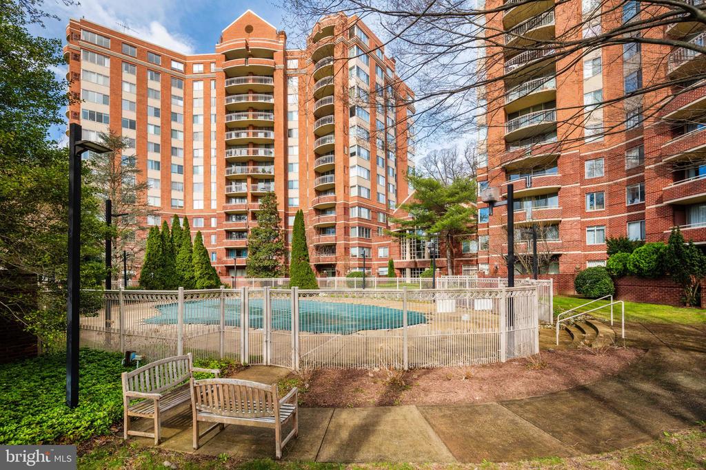 5802 NICHOLSON LANE Unit: 2-502