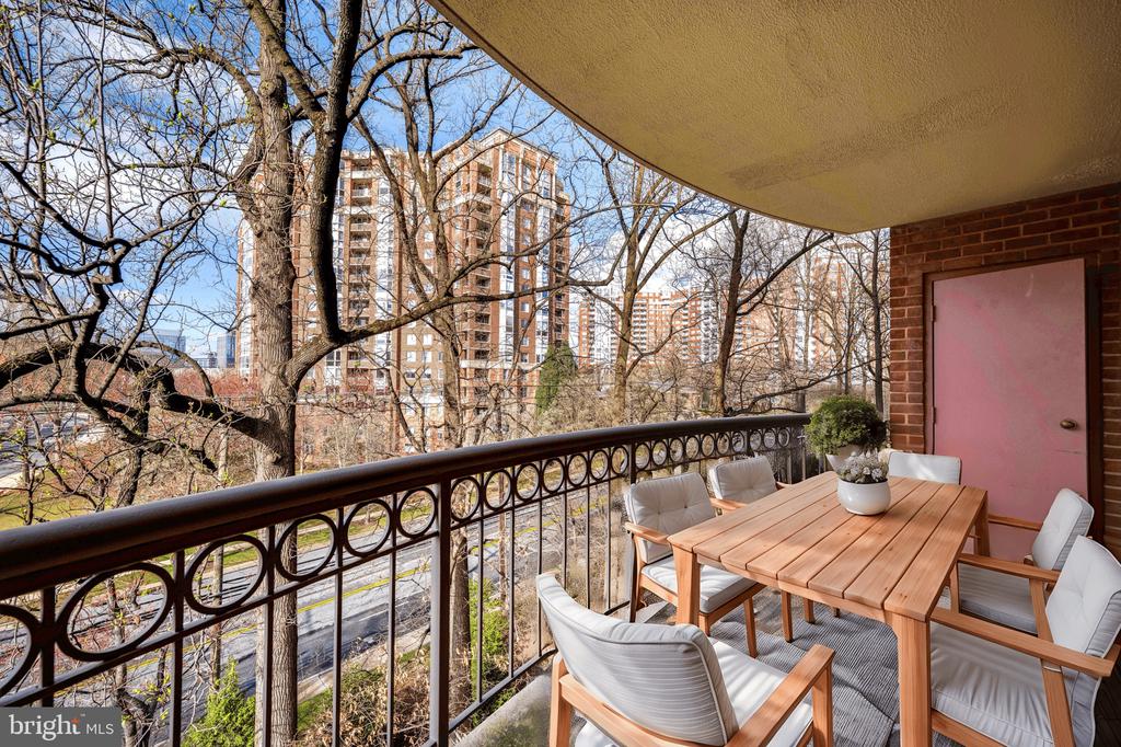 5802 NICHOLSON LANE Unit: 2-502