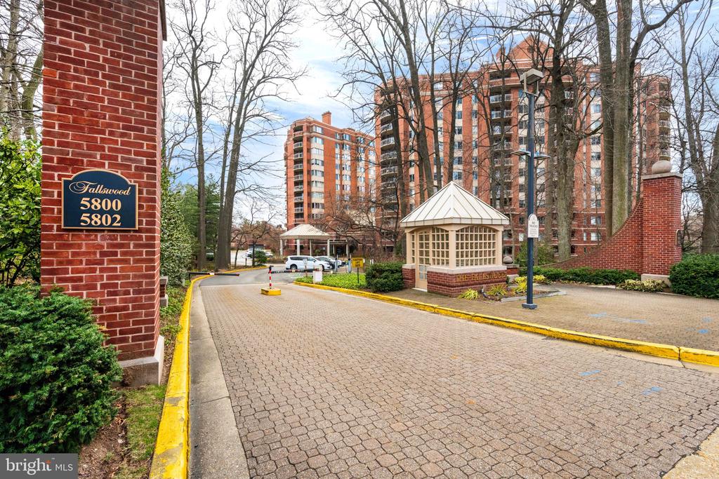 5802 NICHOLSON LANE Unit: 2-502