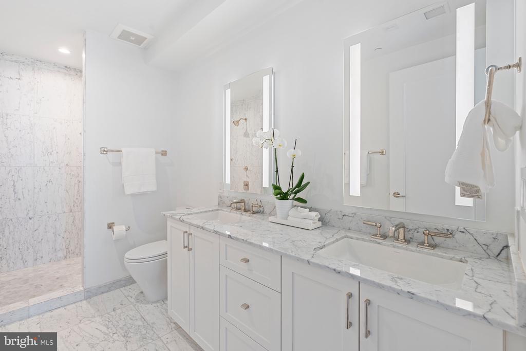 4901 HAMPDEN LANE 703