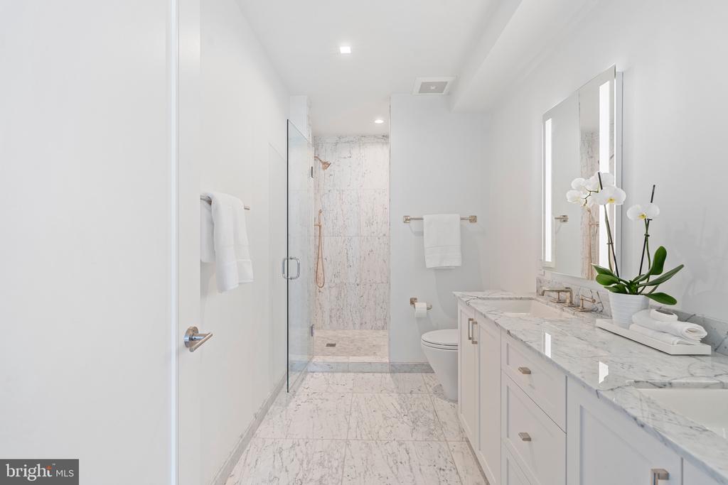 4901 HAMPDEN LANE 703