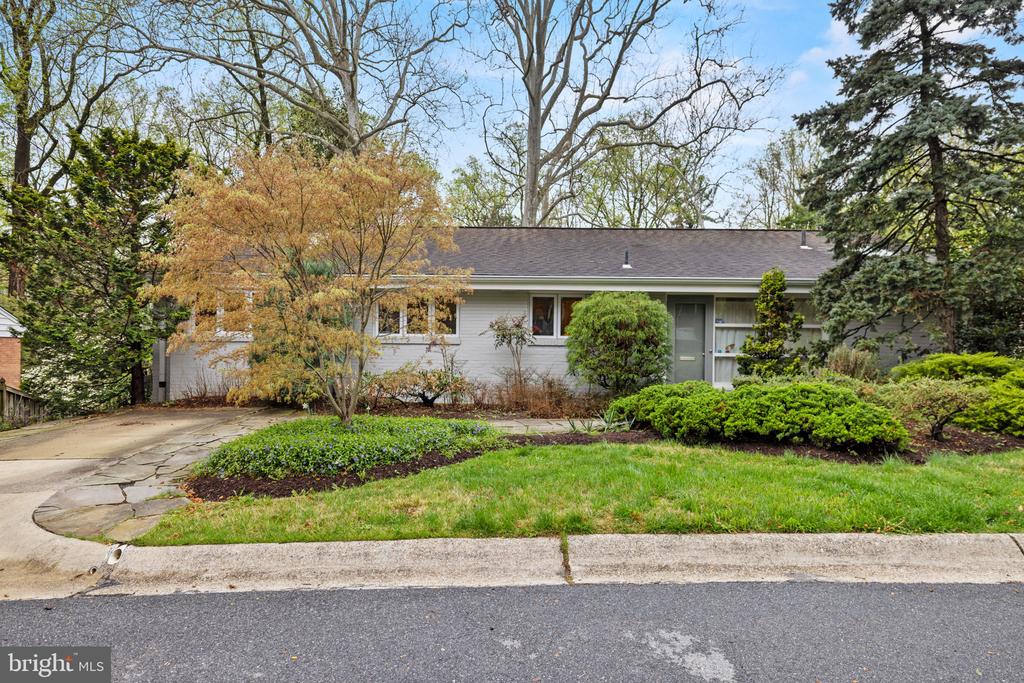 8711 BRIERLY COURT