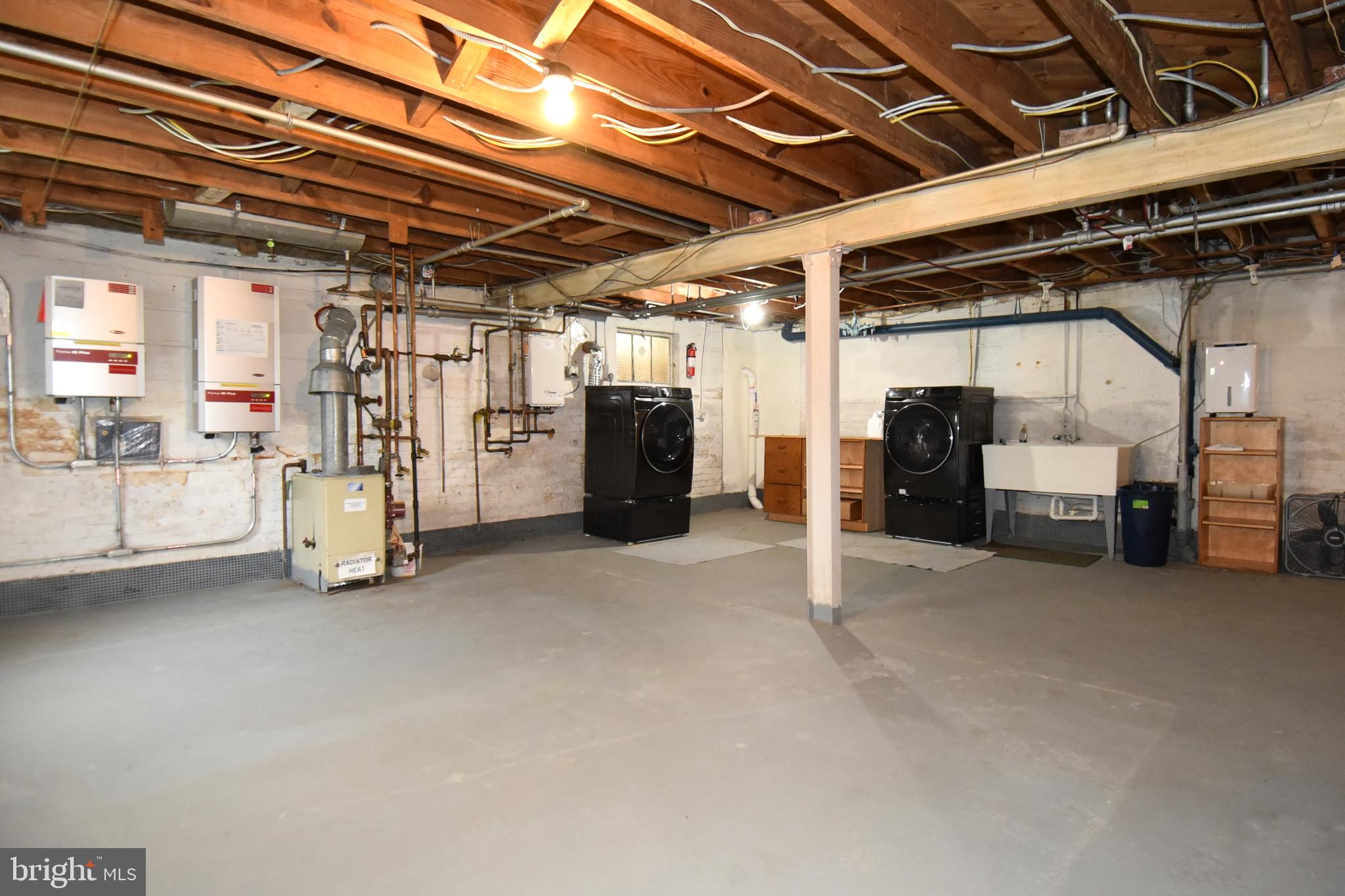 8205 MEADOWBROOK LANE