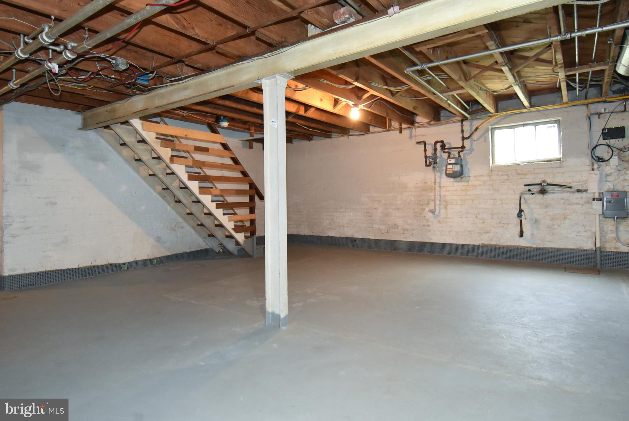 8205 MEADOWBROOK LANE