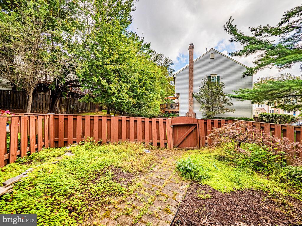 18633 CLOVERCREST CIRCLE