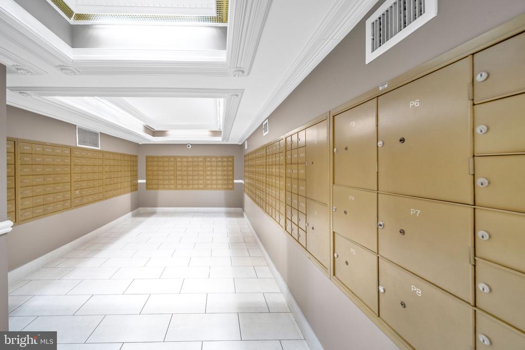 5500 FRIENDSHIP BOULEVARD Unit: 818N