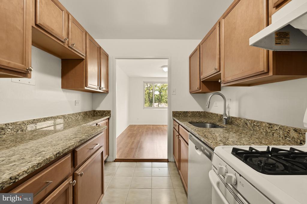 1900 LYTTONSVILLE ROAD 818