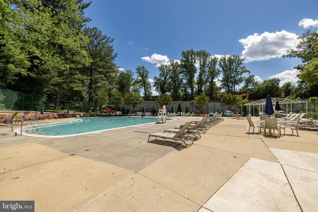 1900 LYTTONSVILLE ROAD 818