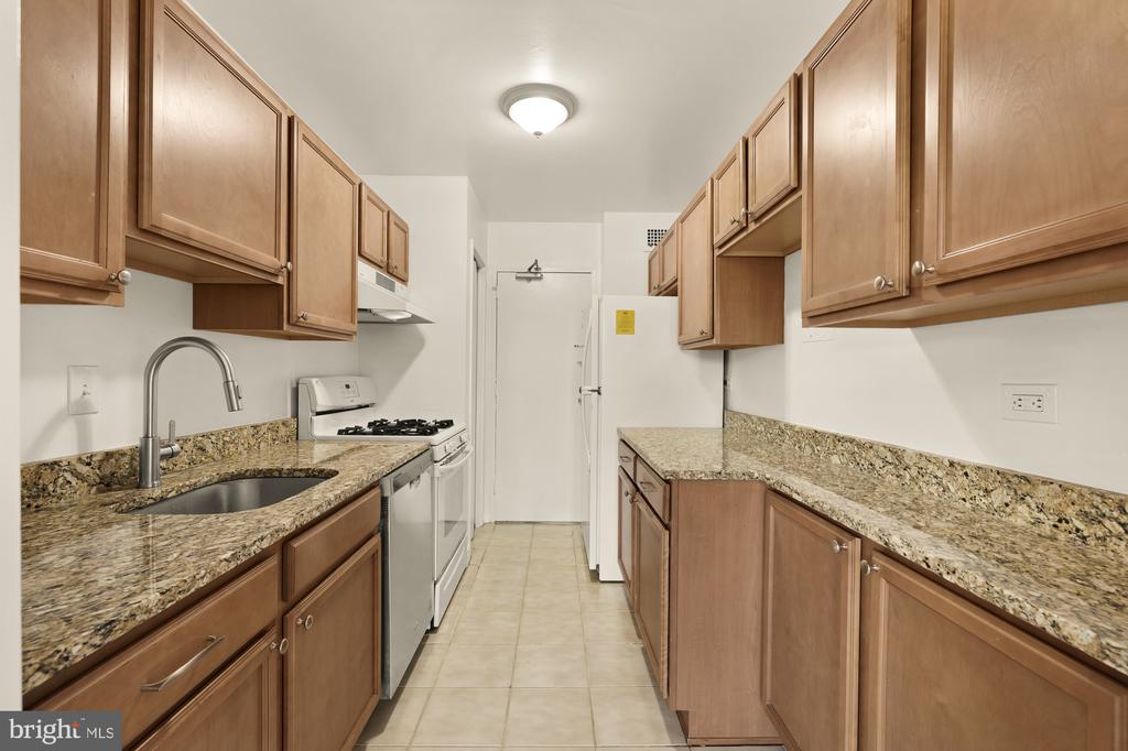 1900 LYTTONSVILLE ROAD 818