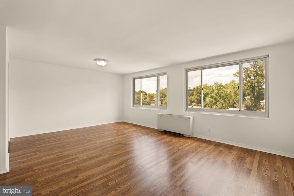 1900 LYTTONSVILLE ROAD 818