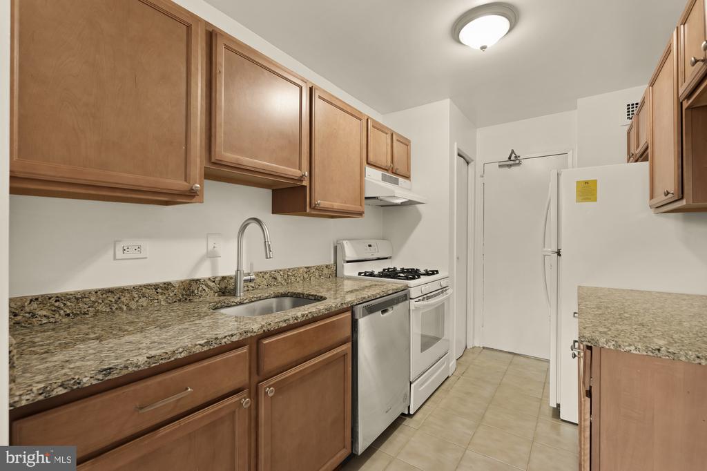 1900 LYTTONSVILLE ROAD 818