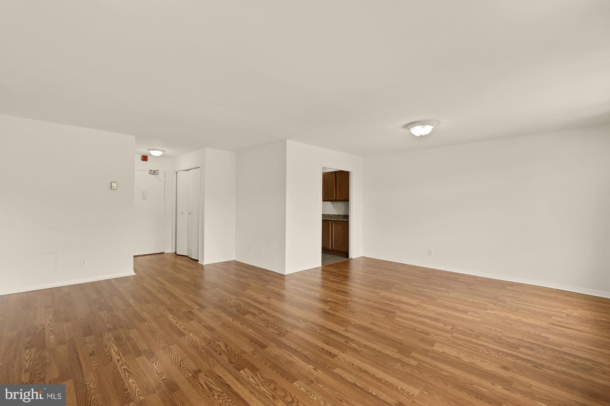 1900 LYTTONSVILLE ROAD 818