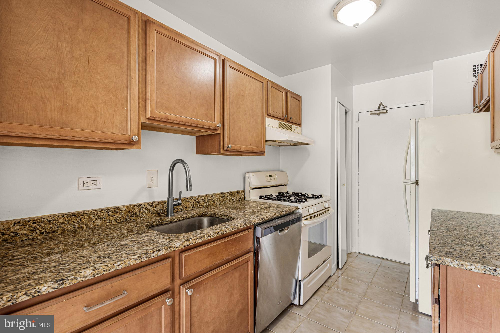 1900 LYTTONSVILLE ROAD 818