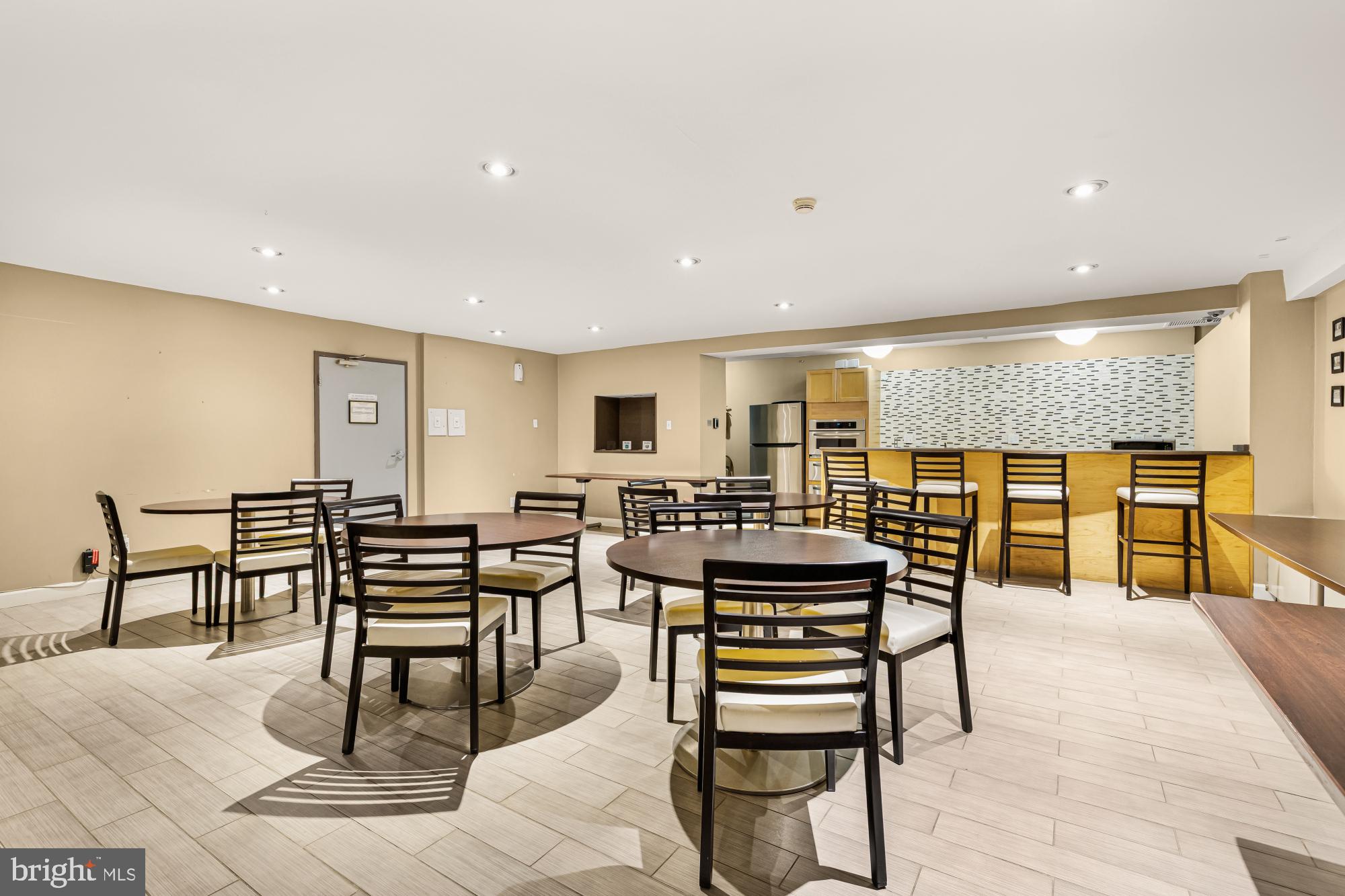 1900 LYTTONSVILLE ROAD 818