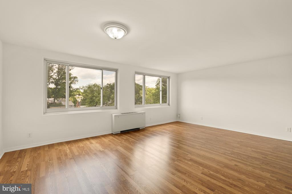 1900 LYTTONSVILLE ROAD 818