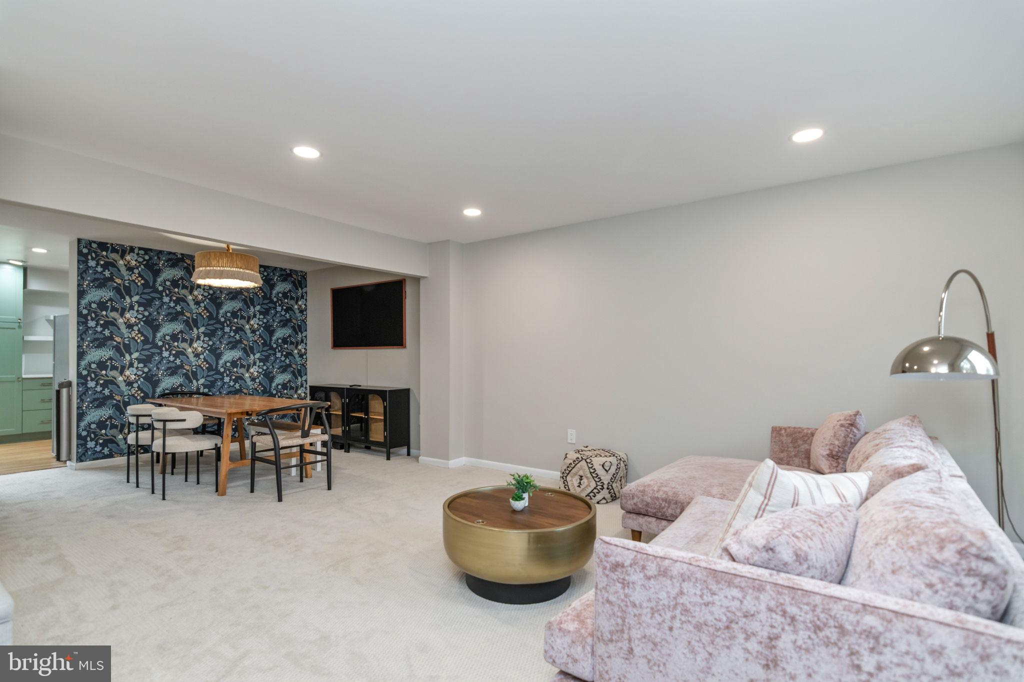 5304 KING CHARLES WAY