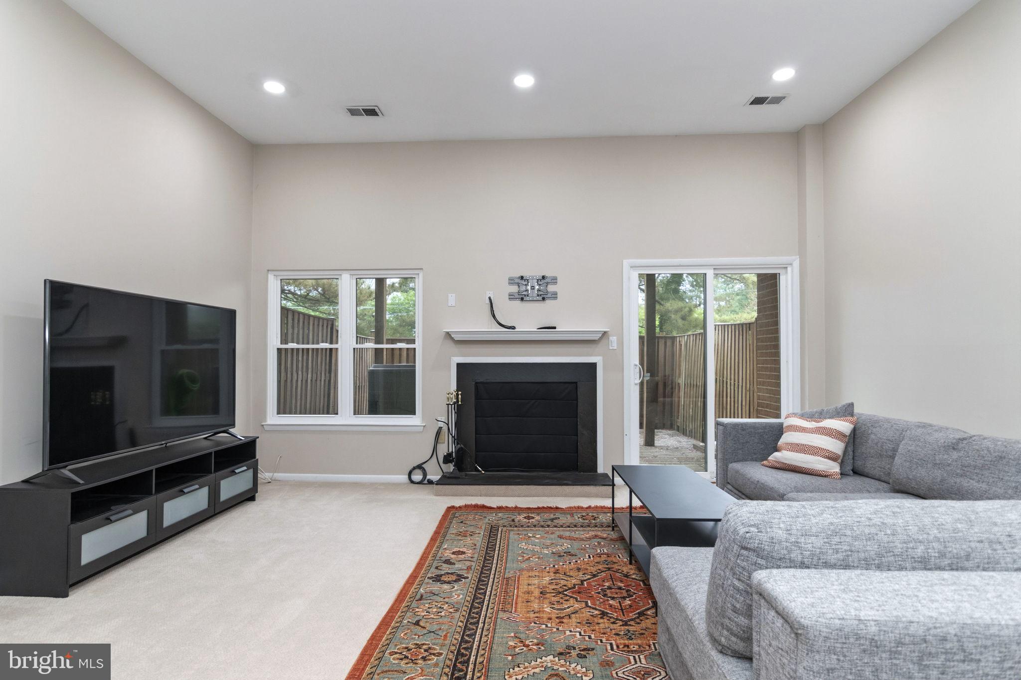 5304 KING CHARLES WAY