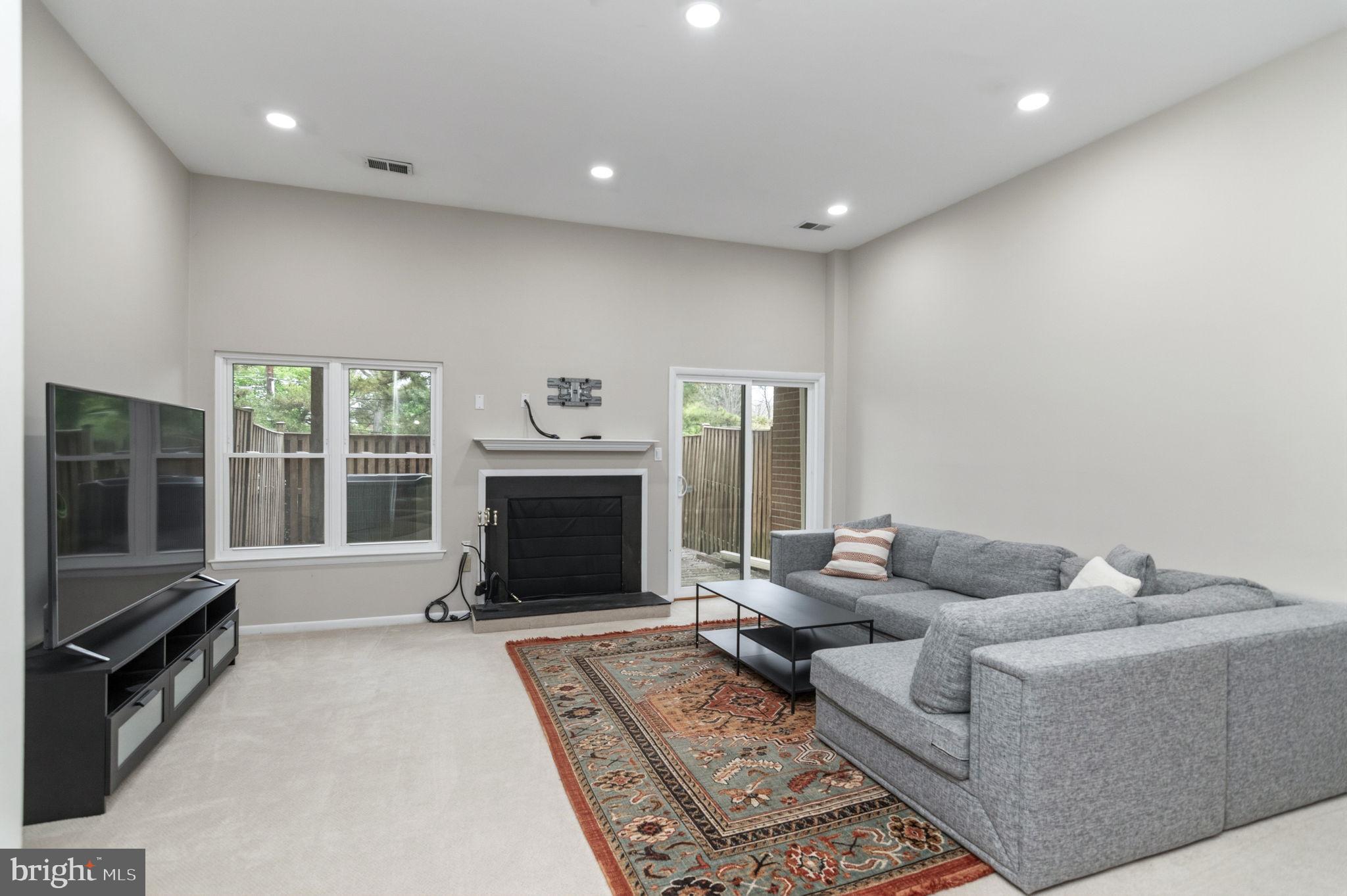 5304 KING CHARLES WAY