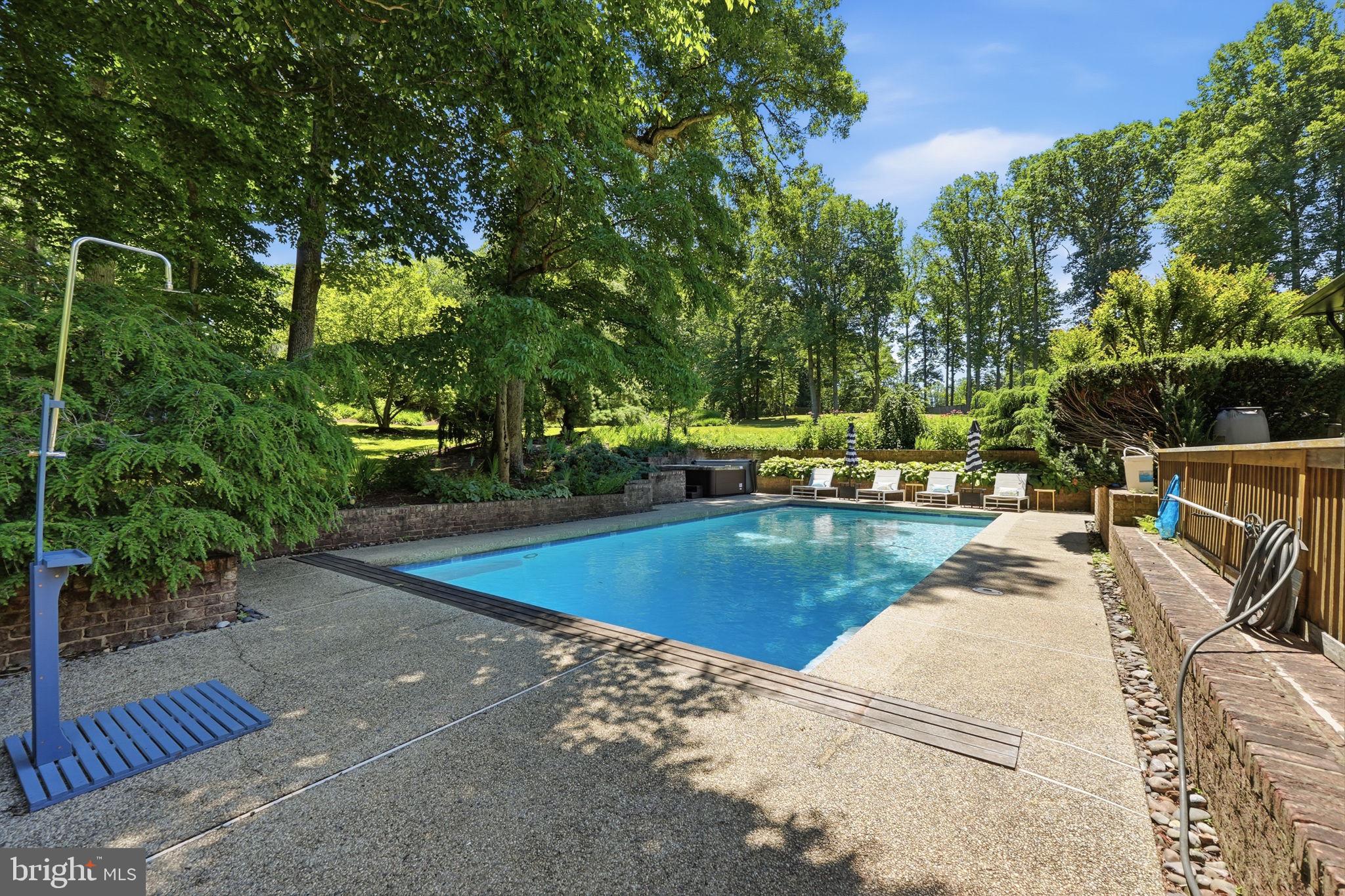 11621 LAKE POTOMAC DRIVE