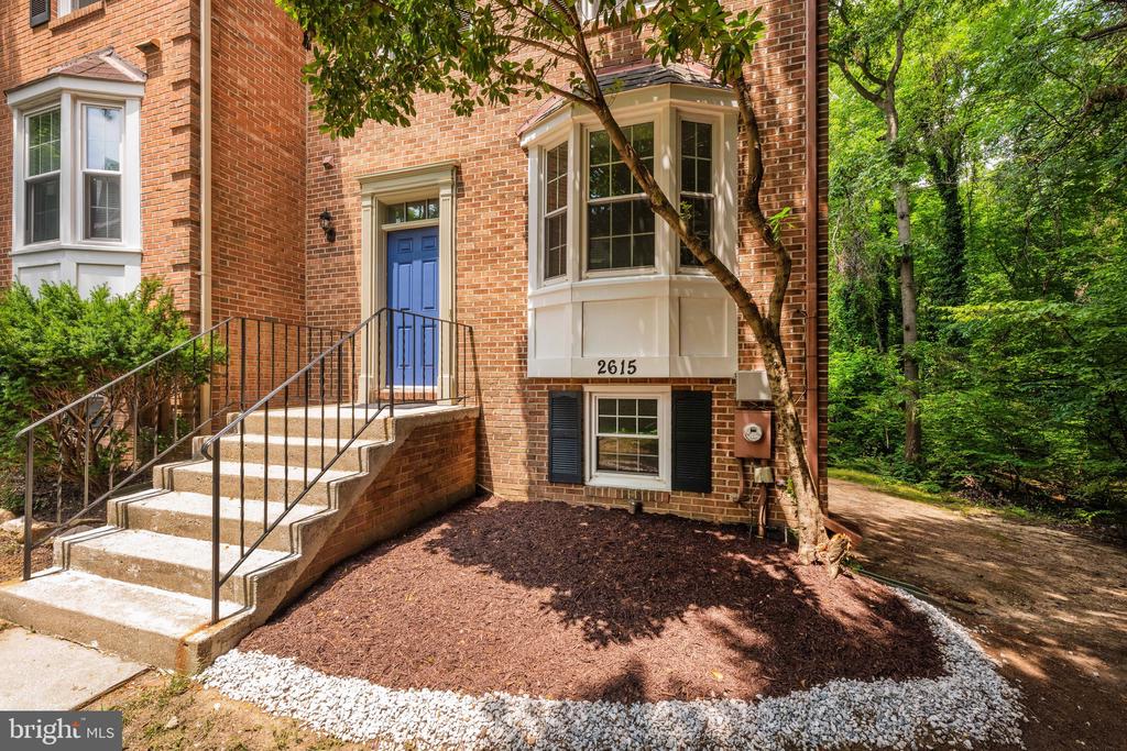2615 CHIVALRY COURT