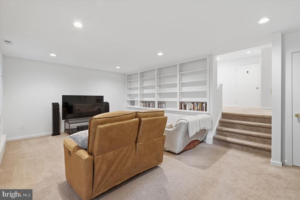 4902 CLOISTER DRIVE