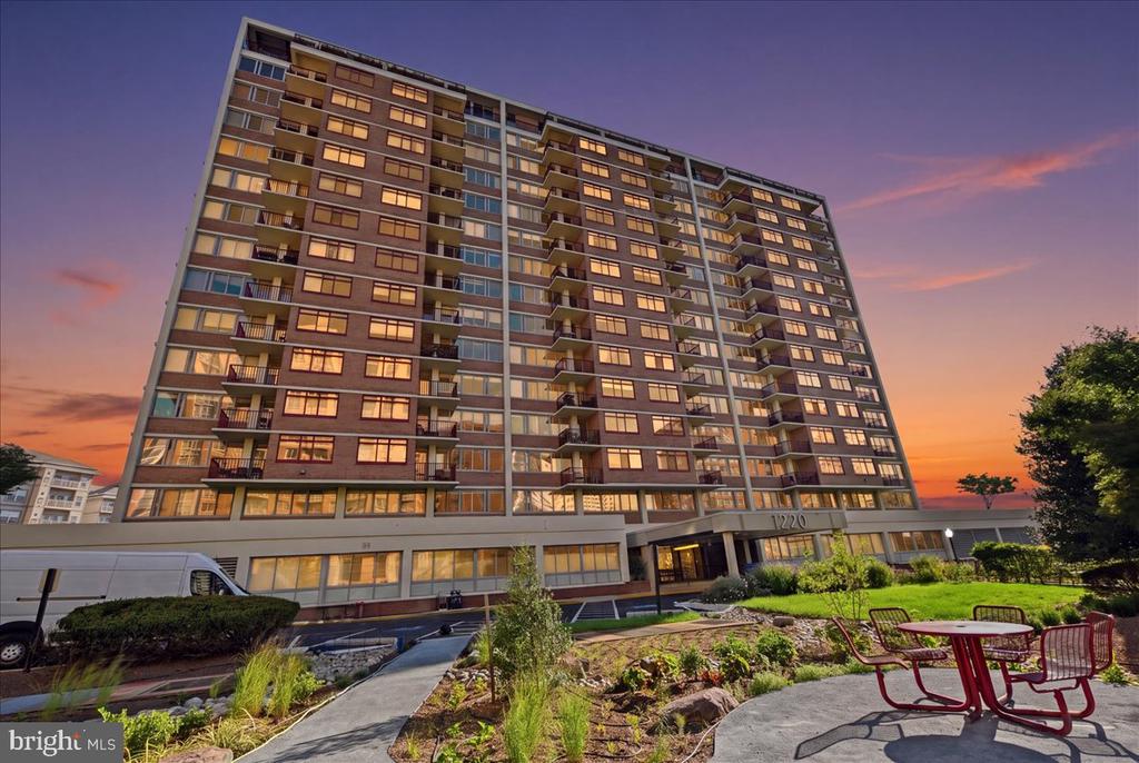 1220 BLAIR MILL ROAD Unit: 1008