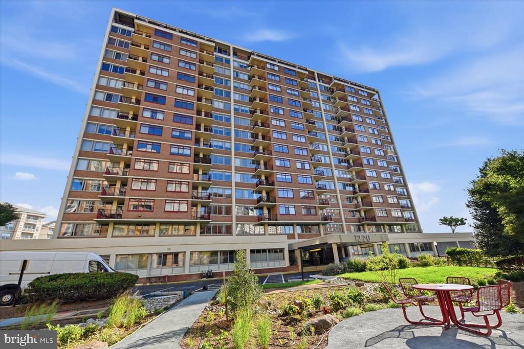 1220 BLAIR MILL ROAD Unit: 1008