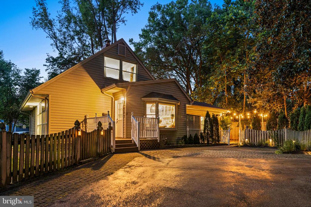 401 CEDAR LANE