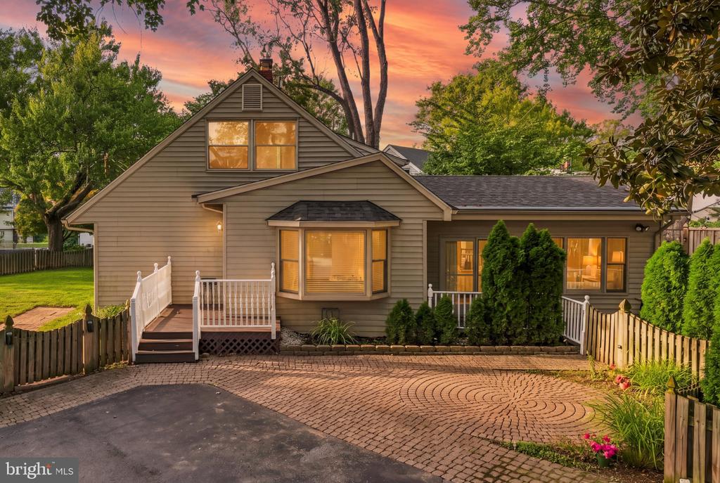 401 CEDAR LANE
