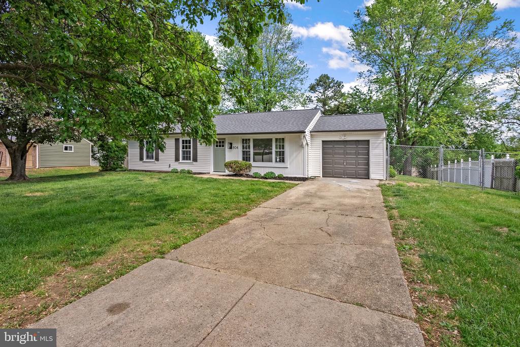 804 CARRIAGE HOUSE LANE