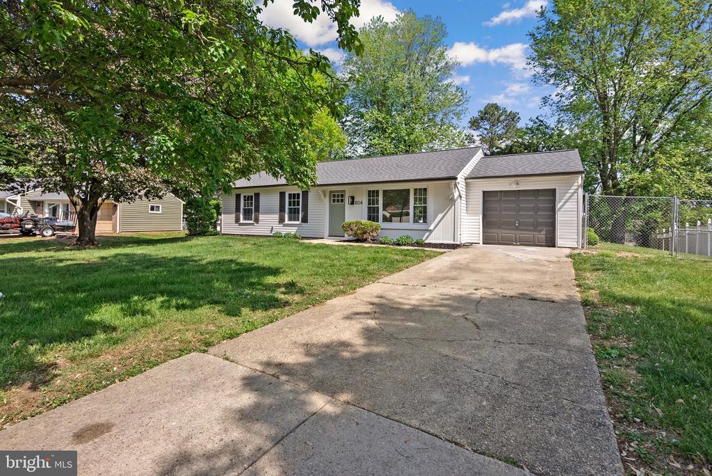 804 CARRIAGE HOUSE LANE